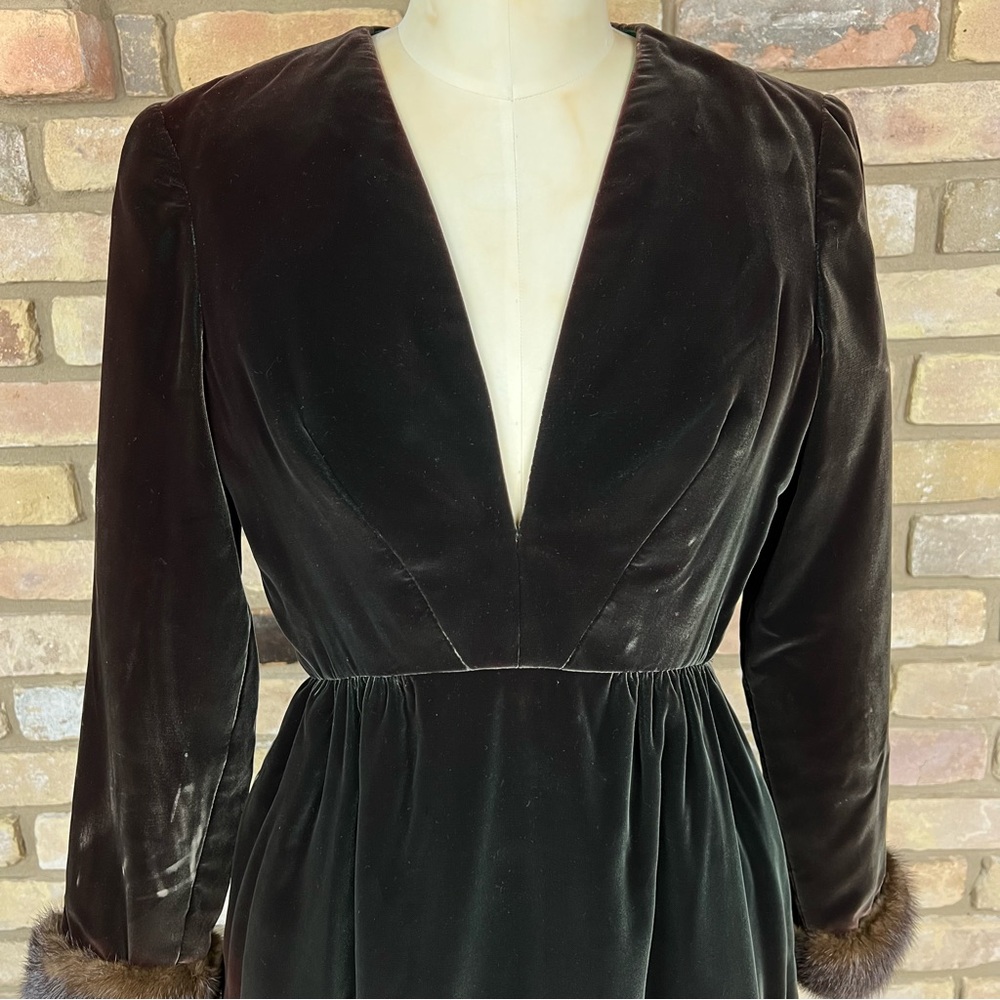 VINTAGE 1960's green brown velvet dress with fur trimmed cuffs - Picture 7 of 11